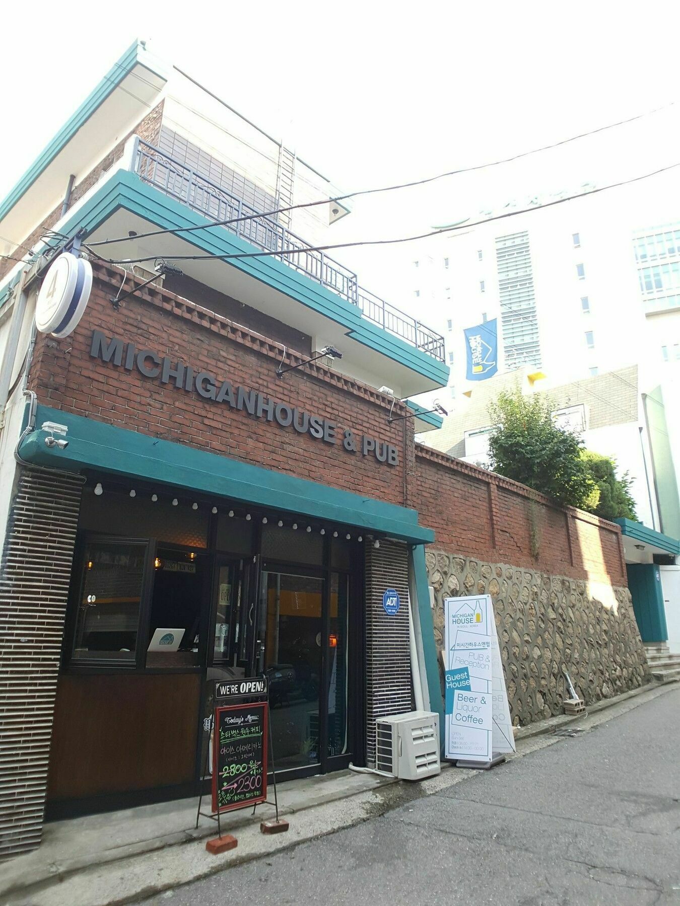 Michigan House & Pub - Hotel 2*
